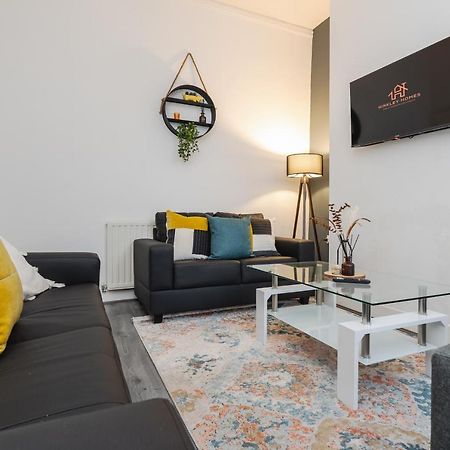 Immaculate 4 Bed In Liverpool By Hinkley Homes Short Lets & Serviced Accommodation ภายนอก รูปภาพ