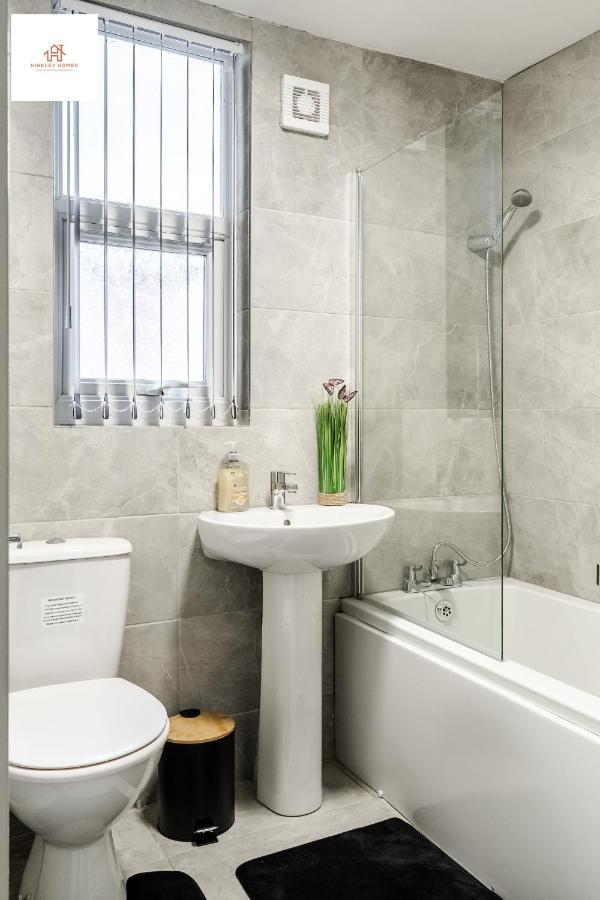 Immaculate 4 Bed In Liverpool By Hinkley Homes Short Lets & Serviced Accommodation ภายนอก รูปภาพ